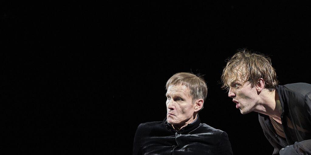 Hamlet (Jan Bülow, rechts) klagt seinen Onkel Claudius (Markus Scheumann) des Mordes an seinem Vater an. Die Premiere unter der Regie von Barbara Frey fand am 13. September 2018 am Zürcher Pfauen statt.