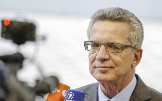 Der deutsche Innenminister Thomas de Maizière sagte am Montag in Amsterdam, die Zeit dränge, die Schengen-Aussengrenze besser zu schützen. Seine Warnung gilt vor allem auch Athen (Archiv).