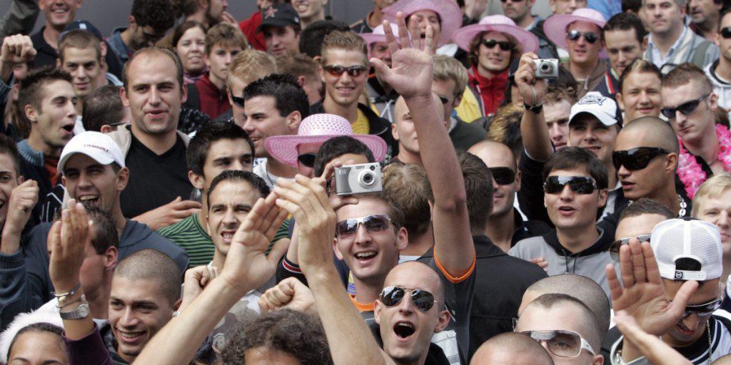 Ähnlich wie hier an der Zürcher Streetparade dürfte es am Wochenende im tschechischen 80-Seelen-Dorf Cerveny Ujezd ausgesehen haben (Archiv)