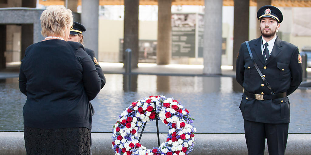 Norwegens Ministerpräsidentin Erna Solberg an der Gedenkfeier zum 4. Jahrestags der Anschläge von Anders Breivik, bei dem insgesamt 77 Menschen ums Leben kamen.