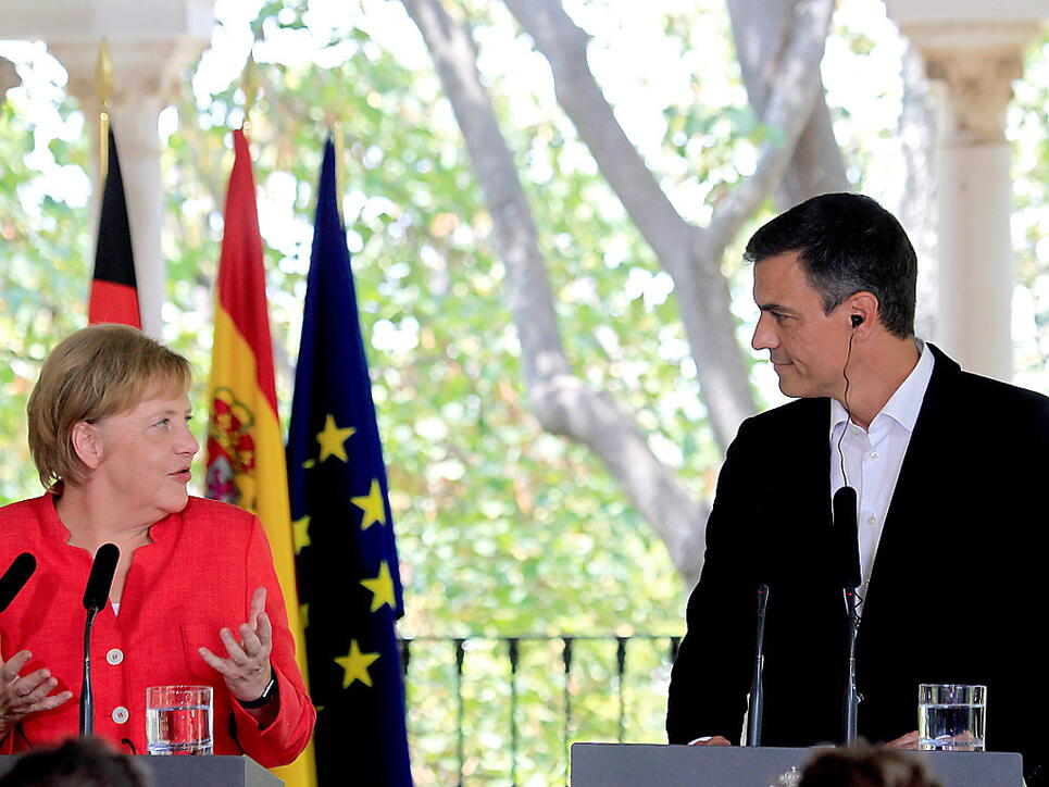 Der spanischen Ministerpräsident Pedro Sanchez und die deutsche Kanzlerin Angela Merkel bei einer Pressekonferenz im südspanischen Sanlúcar de Barrameda.