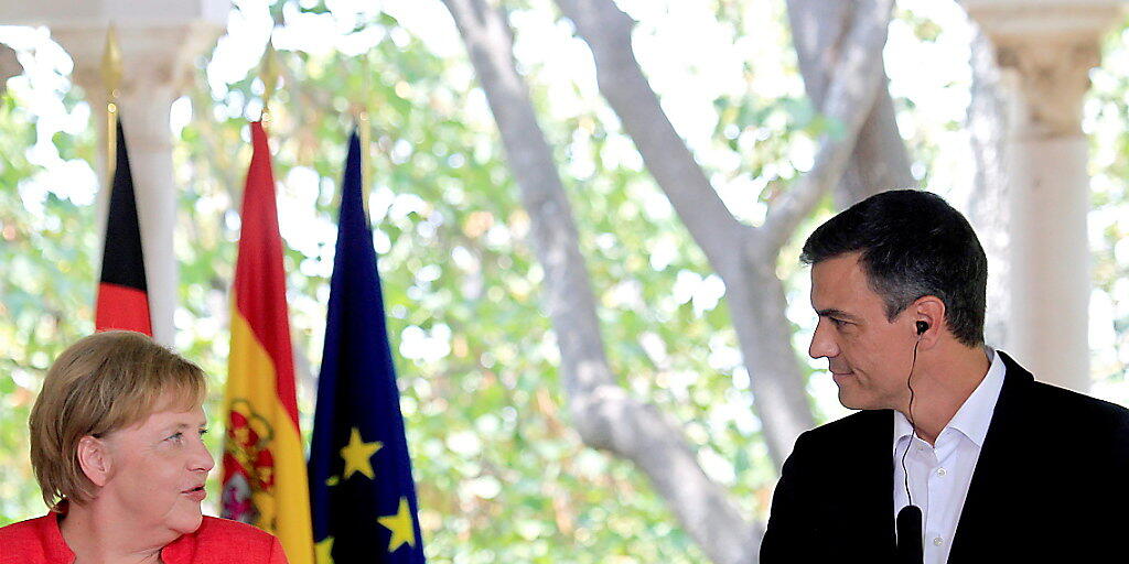 Der spanischen Ministerpräsident Pedro Sanchez und die deutsche Kanzlerin Angela Merkel bei einer Pressekonferenz im südspanischen Sanlúcar de Barrameda.