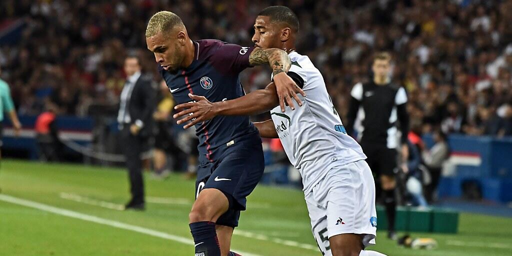 Saidy Janko (rechts) im Dress von Saint-Etienne im Zweikampf mit PSG-Spieler Layvin Kurzawa