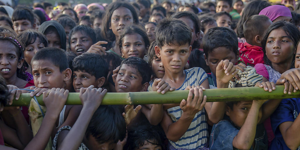 Rohingya-Kinder warten auf Hilfe in einem Flüchtlingslager in Bangladesch.