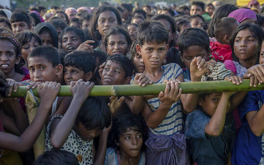 Rohingya-Kinder warten auf Hilfe in einem Flüchtlingslager in Bangladesch.