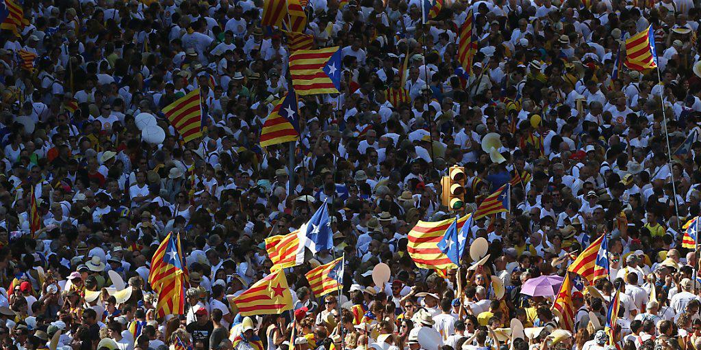Viele Demonstranten schwenkten die gelb-rote "Senyera", die Flagge der Autonomen Gemeinschaft Katalonien. Viele Demonstranten schwenkten die gelb-rote "Senyera", die Flagge der Autonomen Gemeinschaft Katalonien.