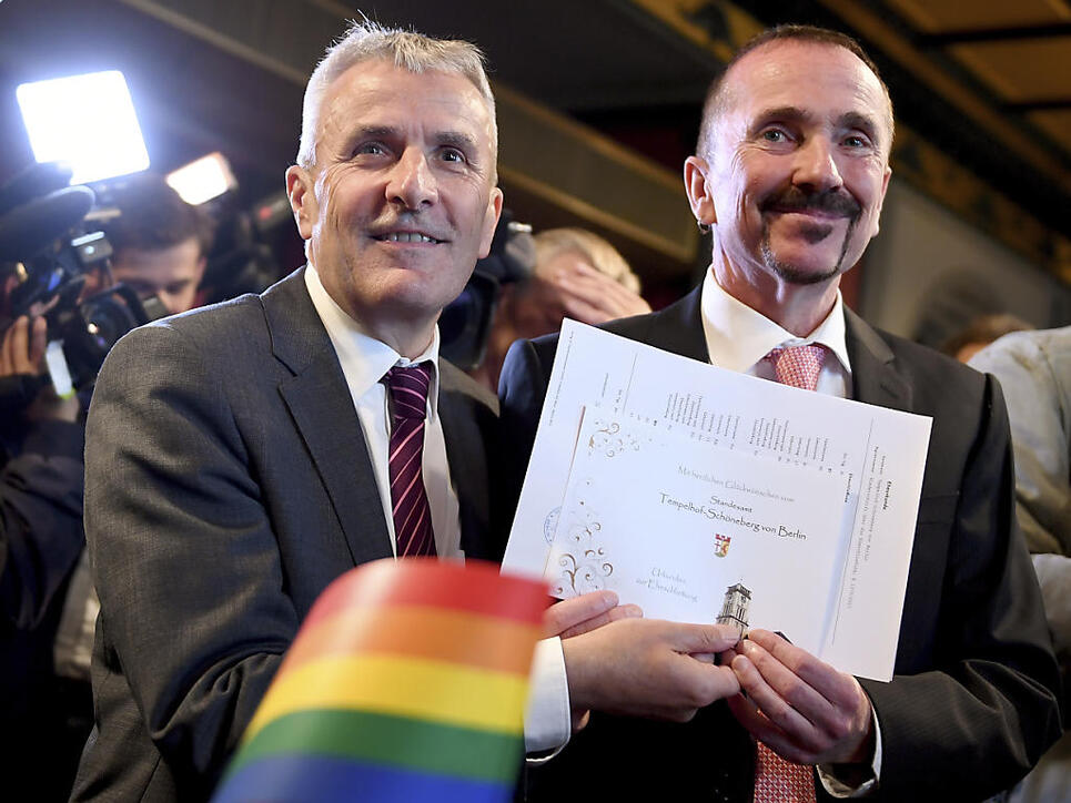 Karl Kreile und Bodo Mende zeigen stolz ihre Heiratsurkunde.