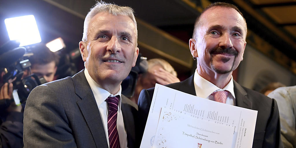 Karl Kreile und Bodo Mende zeigen stolz ihre Heiratsurkunde.