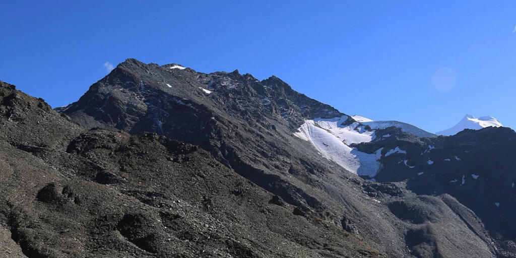 Der untersuchte Blockgletscher (linke Bildh&auml;lfte) im Turtmanntal im Wallis ver&auml;ndert sich an seiner Oberfl&auml;che rasant und kriecht immer rascher talw&auml;rts.