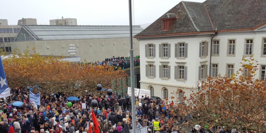 Über 8000 Personen demonstrierten am Dienstag vor dem Grossratsgebäude in Aarau gegen geplante Abbaumassnahmen im Personal- und Bildungsbereich.