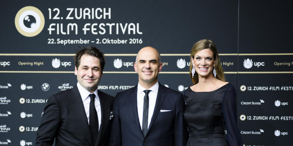 Der grüne Teppich tut seinen Dienst: Karl Spoerri vom ZFF, Bundesrat Alain Berset und Nadja Schildnecht vom ZFF eröffnen das 12. Zurich Film Festival. Der grüne Teppich tut seinen Dienst: Karl Spoerri vom ZFF, Bundesrat Alain Berset und Nadja Schildnecht vom ZFF eröffnen das 12. Zurich Film Festival.