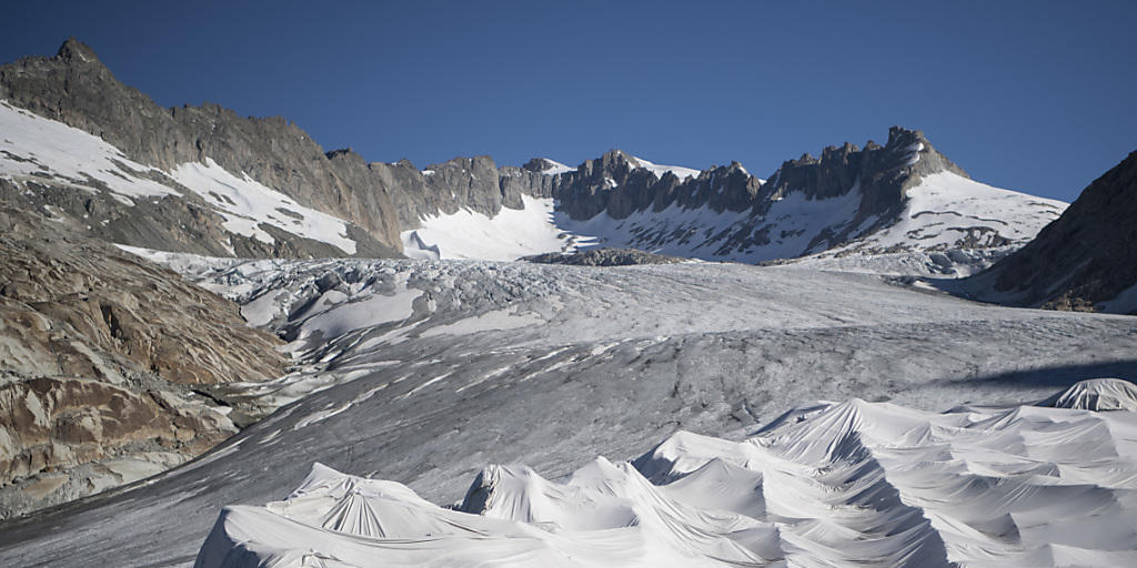 Der Klimawandel hinterlässt in den Alpen zunehmend Spuren. Um ein Abschmelzen des Gletschers zu verhindern, ist der Ausläufer des Rhonegletscher oberhalb von Gletsch am Furkapass im letzten Jahr mit Planen abgedeckt worden. (Archivbild) Der Klimawandel hinterlässt in den Alpen zunehmend Spuren. Um ein Abschmelzen des Gletschers zu verhindern, ist der Ausläufer des Rhonegletscher oberhalb von Gletsch am Furkapass im letzten Jahr mit Planen abgedeckt worden. (Archivbild)