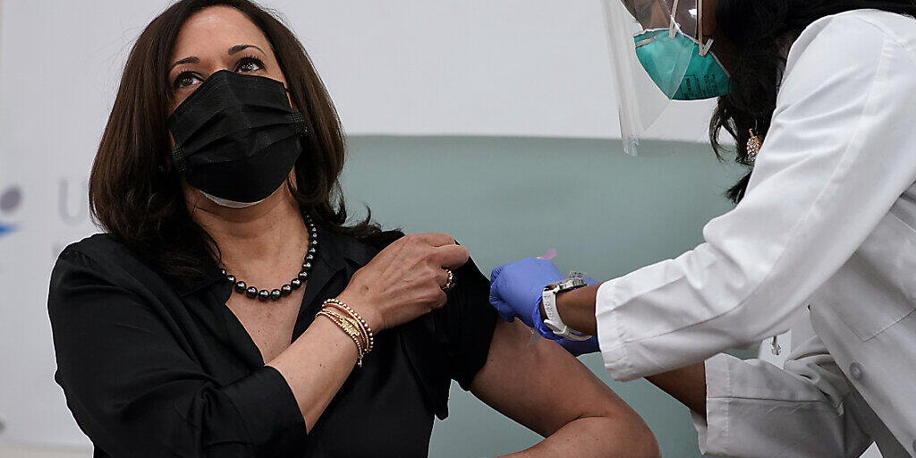 dpatopbilder - Kamala Harris, zukünftige Vizepräsidentin der USA, bekommt im United Medical Center von Patricia Cummings, Krankenschwester, den Moderna-Impfstoff gegen das Coronavirus gespritzt. Foto: Jacquelyn Martin/AP/dpa