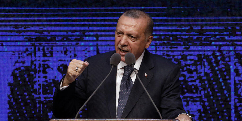 Der türkische Staatspräsident Recep Tayyip Erdogan schlägt symbolisch zurück und verhängt seinerseits Sanktionen gegen zwei US-Minister. Hintergrund ist der Streit um einen in der Türkei inhaftierten US-Pastor. (Archiv)