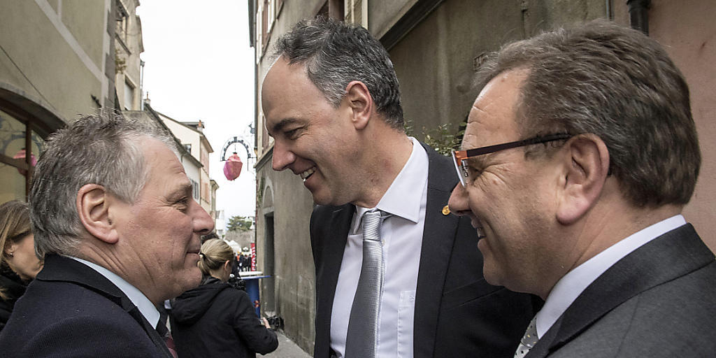Das CVP-Trio Jacques Melly, Christophe Darbellay und Roberto Schmidt (von links) waren im ersten Wahlgang die lachenden Gewinner. Darbellay ist de facto schon gewählt, weil er beim zweiten Wahlgang am 19. März in der Region Unterwallis konkurrenzlos antreten kann. (KEYSTONE/Olivier Maire)