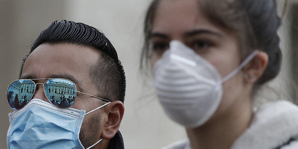 Vatikan-Besucher mit Atemschutzmasken gegen das Coronavirus am Mittwoch im Vatikan in Rom. Die grösste Sorge innerhalb Europas bereitet die Lage in Italien.