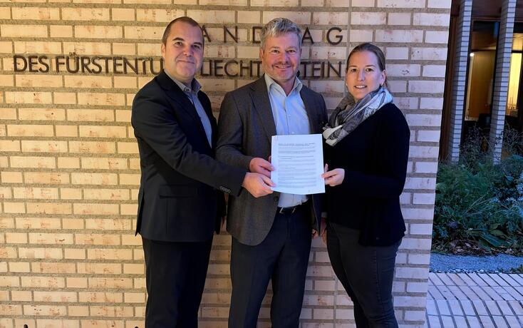 Landtagssekret&auml;r Stefan Hassler (Mitte) hat am Mittwoch die Motion von Landtagspr&auml;sident Manfred Kaufmann und Landtagsvizepr&auml;sidentin Franziska Hoop entgegengenommen.
