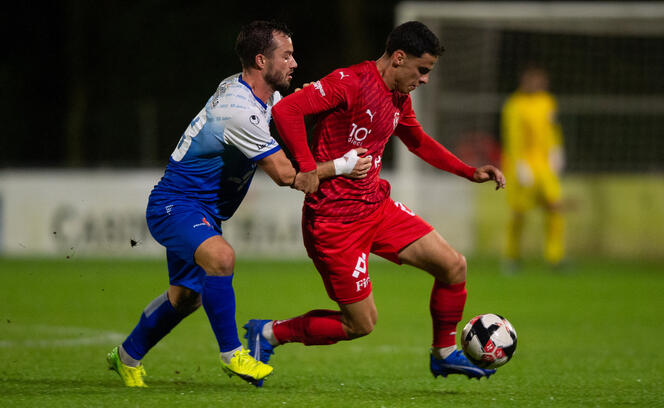 Beim letzten Aufeinandertreffen, im Oktober 2023, musste der FC Vaduz (hier mit Fabrizio Cavegn, rechts) im Cup-Halbfinale gegen den FC USV Eschen/Muaren (hier mit Gabriel Lüchinger) in die Verlängerung und siegte dann knapp mit 2:1-Toren.