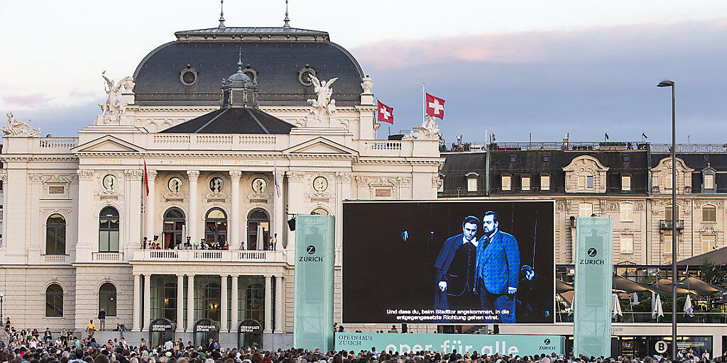 Auch künftig werden auf dem Sechseläutenplatz in der Stadt Zürich unterschiedlichste Veranstaltungen wie etwa die Oper für alle stattfinden. Die Stadtzürcher Stimmberechtigten haben die Initiative "Freier Sechseläutenplatz" abgelehnt. (Archivbild)