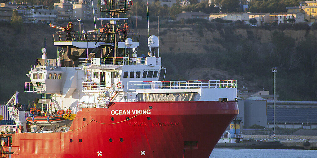 Die italienischen Behörden haben das Rettungsschiff Ocean Viking im Hafen von Porto Empedocle auf Sizilien festgesetzt. (Archivbild)