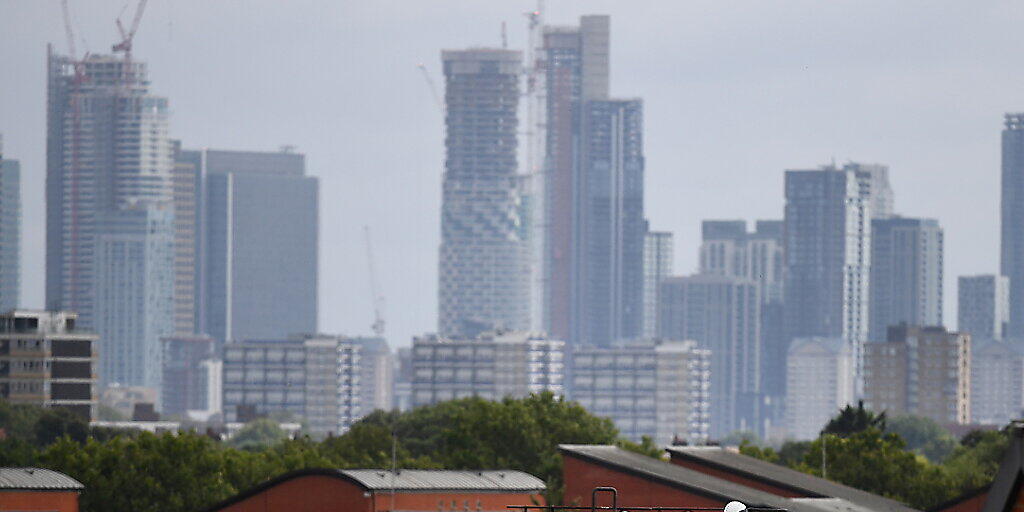 Die britische Wirtschaft ist im zweiten Quartal 2019 wohl auch angesichts der Unsicherheit um den EU-Austritt Grossbritanniens geschrumpft. Im Bild Bauarbeiter in London. (Archivbild)