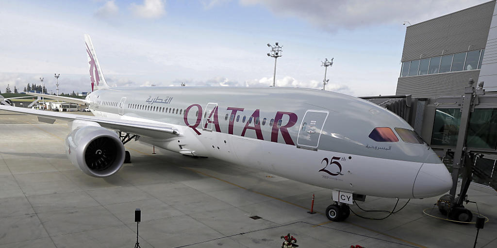 Eine Boeing 787 der Qatar Airways bei einer Zeremonie zur Auslieferung in den USA. Die Fluggesellschaft aus dem Golfemirat fliegt den derzeit längsten Linienflug zwischen Doha und Auckland, Neuseeland. (Archivbild)