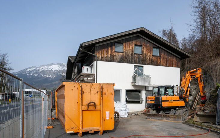Abrissarbeiten Deutschen Rhein in Bendern, Abrissarbeiten, Entr&auml;umung, Gasthaus,
