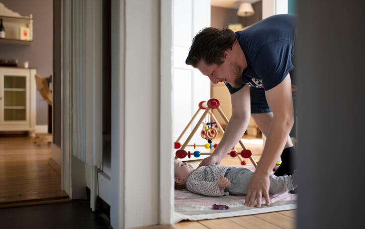 KLEINKIND, BABY, BEBE, SAEUGLING, KIND, TOCHTER, MAEDCHEN, ELTERN, VATER, EHEMANN, KINDERBETREUUNG, VATERSCHAFTSURLAUB, ELTERNZEIT