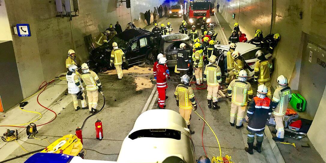 TIROL/VORARLBERG: UNFALL IN ARLBERGTUNNEL FORDERTE ZEHN VERLETZTE