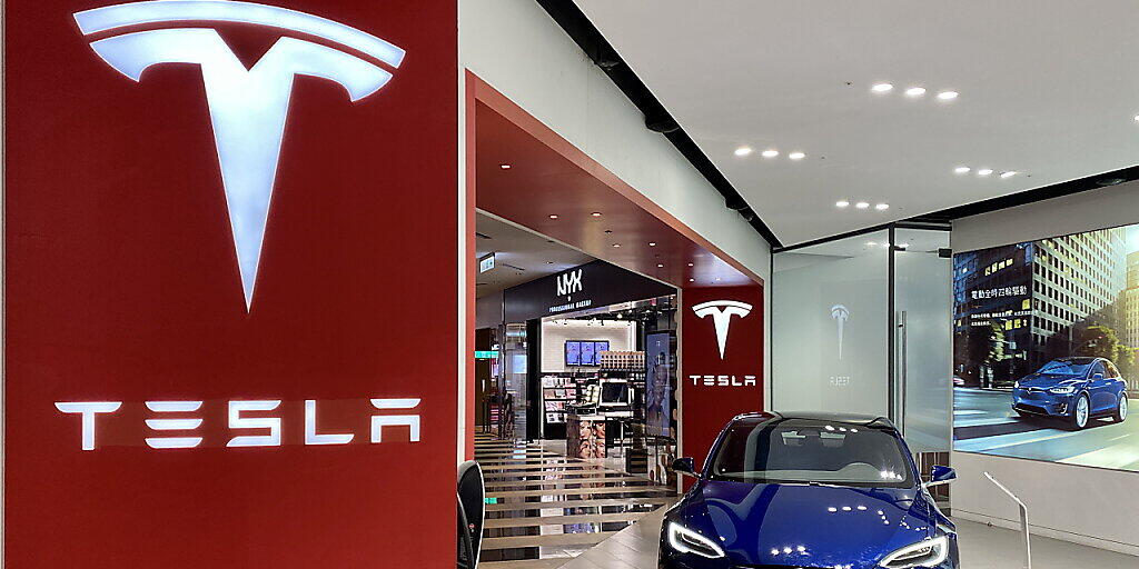 Die Online-Bank Swissquote steigt neu in das Autoleasing-Geschäft ein und spannt dafür mit dem US-Elektroautobauer Tesla zusammen. (Archivbild)