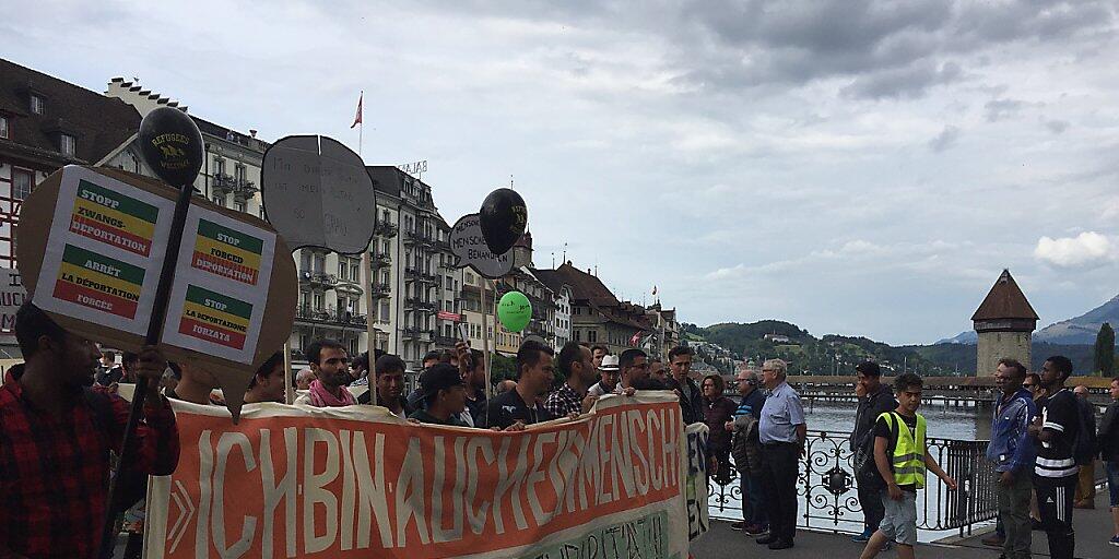 Unter dem Motto "Ich bin auch ein Mensch" zog der Demonstrationszug in Luzern über die Reussbrücke.