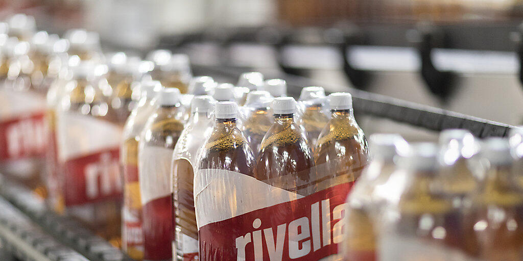 Rivella ist im letzten Jahr gewachsen. In der Schweiz stiegen die Verkäufe um 1,2 Prozent. Deutlich schneller war das Wachstum im Ausland mit 13,8 Prozent. (Archiv) Rivella ist im letzten Jahr gewachsen. In der Schweiz stiegen die Verkäufe um 1,2 Prozent. Deutlich schneller war das Wachstum im Ausland mit 13,8 Prozent. (Archiv)