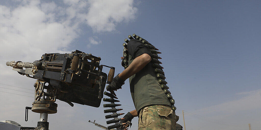 Von der Türkei unterstützte syrische Rebellen beschiessen die nordsyrische Grenzstadt Ras al-Ain.