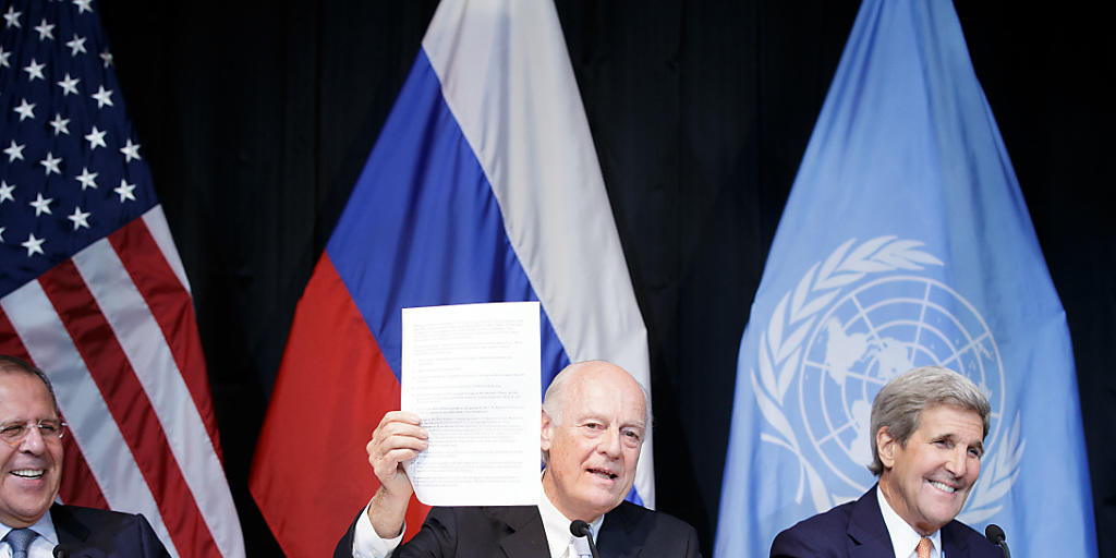 Russlands Aussenminister Lawrow, der UNO-Gesandte Staffan de Mistura und US-Aussenminister Kerry bei einer Medienkonferenz nach dem Syrien-Gipfel in Wien. Die Konferenz sprach sich für einen Waffenstillstand und eine Übergangsregierung aus. Russlands Aussenminister Lawrow, der UNO-Gesandte Staffan de Mistura und US-Aussenminister Kerry bei einer Medienkonferenz nach dem Syrien-Gipfel in Wien. Die Konferenz sprach sich für einen Waffenstillstand und eine Übergangsregierung aus.