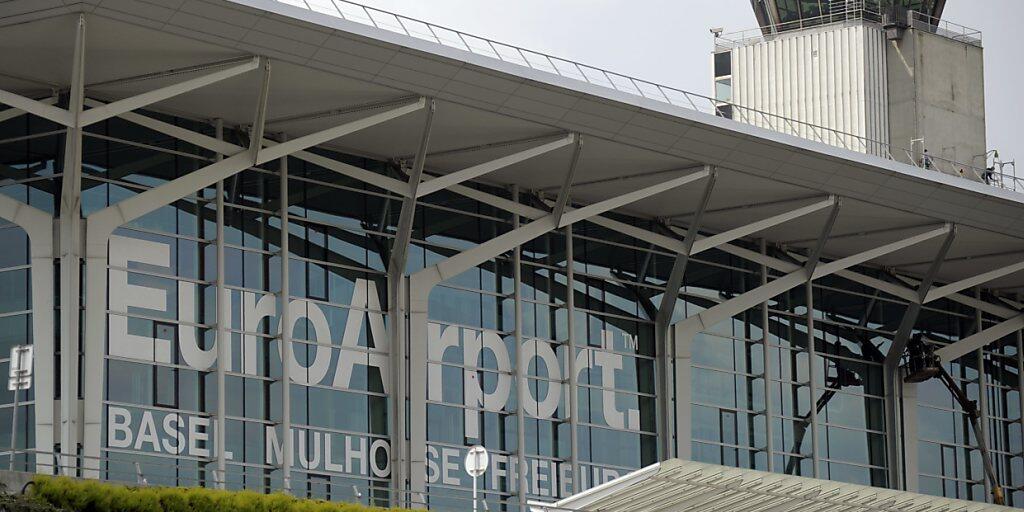 Ab Samstag werden im Flughafen Basel-Mülhausen Ankommende aus gewissen Ländern einem Corona-Test unterzogen. Ab Samstag werden im Flughafen Basel-Mülhausen Ankommende aus gewissen Ländern einem Corona-Test unterzogen.