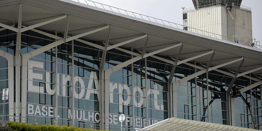 Ab Samstag werden im Flughafen Basel-Mülhausen Ankommende aus gewissen Ländern einem Corona-Test unterzogen.