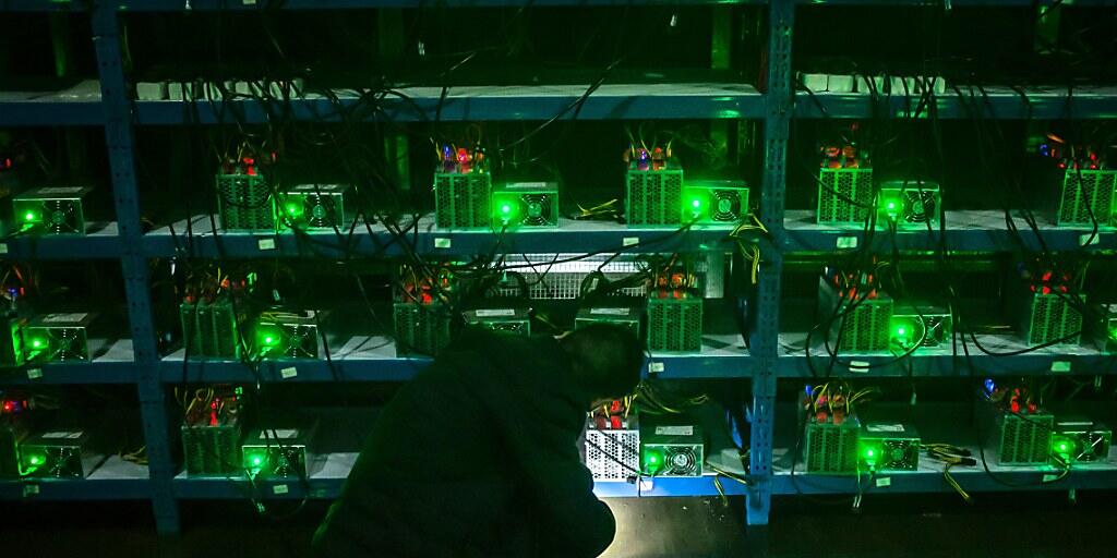 Ein Bitcoin-Schürfer nimmt die Mining-Maschinen in einer chinesischen Provinz in Augenschein. Die chinesische Regierung will das Schürfen von Digitalwährungen unterbinden. (Archiv)