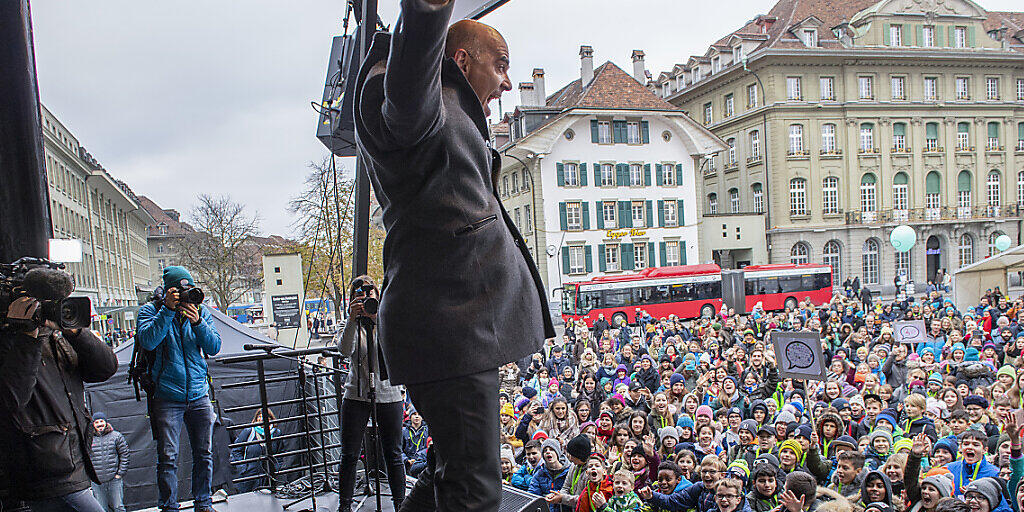 Bundesrat Alain Berset springt in die Luft am Tag der Kinderrechte am Mittwoch auf dem Bundesplatz in Bern. Vor 30 Jahren verabschiedete die Uno die Konvention über die Rechte des Kindes. Die Schweiz hat die Kinderrechtskonvention 1997 ratifiziert. Bundesrat Alain Berset springt in die Luft am Tag der Kinderrechte am Mittwoch auf dem Bundesplatz in Bern. Vor 30 Jahren verabschiedete die Uno die Konvention über die Rechte des Kindes. Die Schweiz hat die Kinderrechtskonvention 1997 ratifiziert.