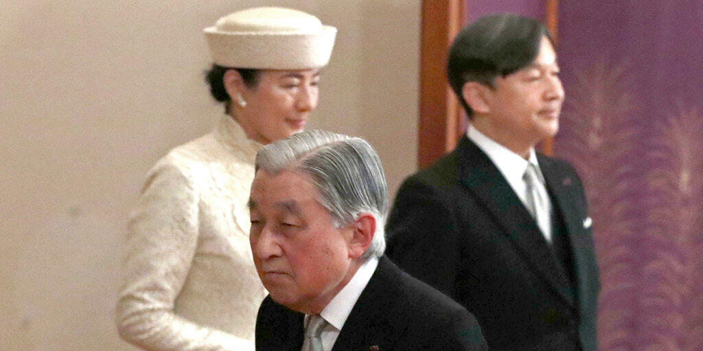 Der alte Kaiser Akihito (Mitte) geht - den Chrysanthemen-Thron übernimmt Sohn Naruhito (rechts hinten), neben ihm seine Ehefrau Masako.