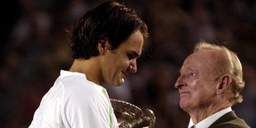 Erste Begegnung am Australian Open 2006: Roger Federer erhält aus den Händen von Rod Laver seinen Pokal Erste Begegnung am Australian Open 2006: Roger Federer erhält aus den Händen von Rod Laver seinen Pokal