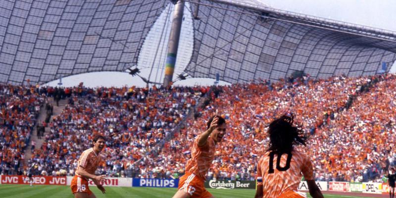 Jubelt nach seinem Traumtor im EM-Final 1988 gegen die Sowjetunion: Marco Van Basten (Bildmitte)