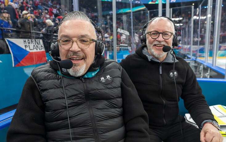 Georges L&uuml;chinger ist Speaker an den Olympischen Spielen. Er coacht auch Speakertalente wie Giovanni Marti von den ZSC Lions (l.).