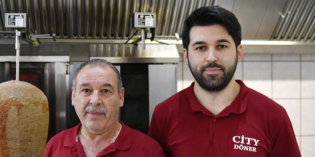 Die Helden von Altena sind in diesen Tagen die Döner-Imbiss-Besitzer Abdullah Demir (links) und  Sohn Ahmet Demir - sie haben beim Messerangriff auf Bürgermeister Hollstein das Schlimmste verhindert.