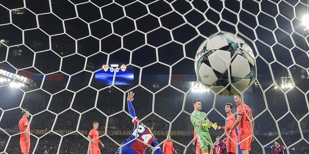 Da war die Welt noch in Ordnung: Der Ball landet im Tor der Moskauer