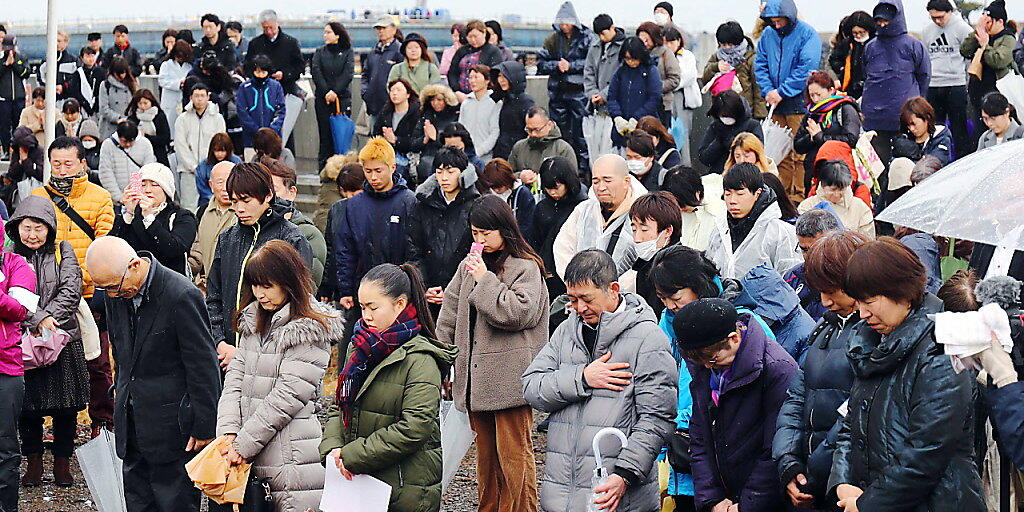 Mit einer Schweigeminute gedenken Japaner der Opfer der Tsunami-Katastrophe vor acht Jahren.