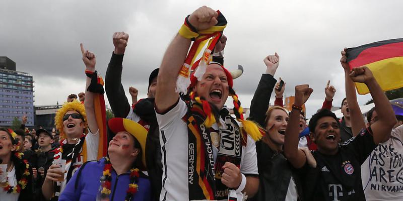 Freude in der Fanzone in Lille: Diese Deutschland-Anhänger feierten den Sieg ihrer Mannschaft friedlich - vor dem Spiel kam es allerdings zu Auseinandersetzungen. (Symbolbild)