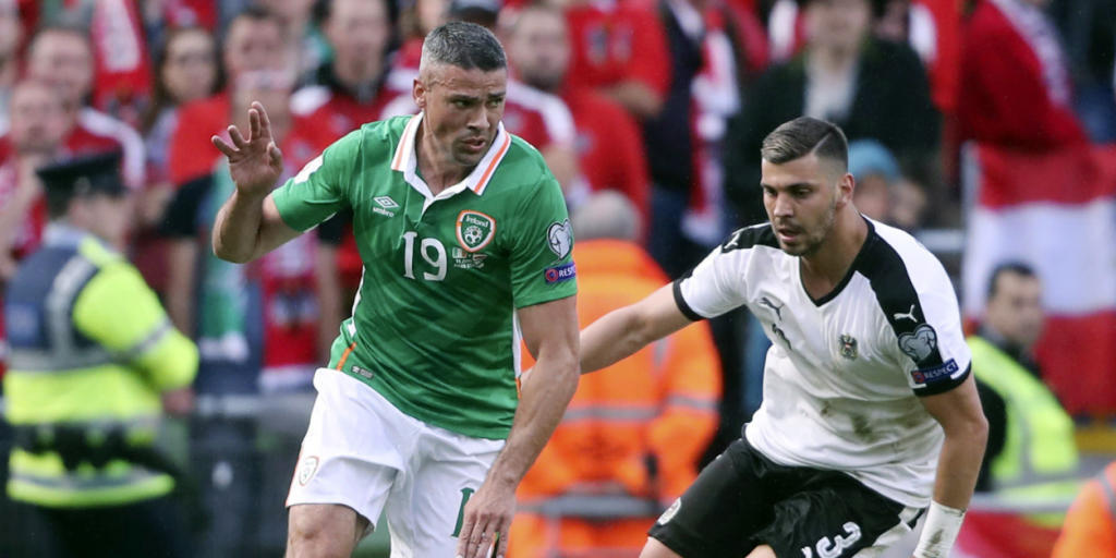 Jonathan Walters (links) schoss gegen Österreich (rechts Aleksander Dragovic) spät den Ausgleichstreffer