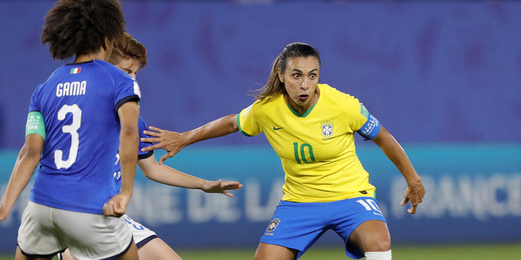 Brasiliens Starspielerin Marta schoss ihr Team gegen Italien (1:0) in die Achtelfinals. Mit ihrem 17. WM-Tor stellte die sechsmalige Weltfussballerin einen geschlechtsübergreifenden Rekord auf