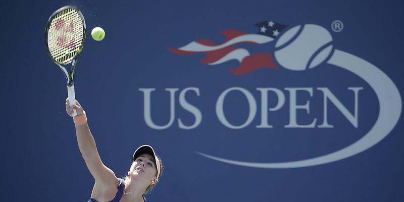 Belinda Bencic beim Aufschlag