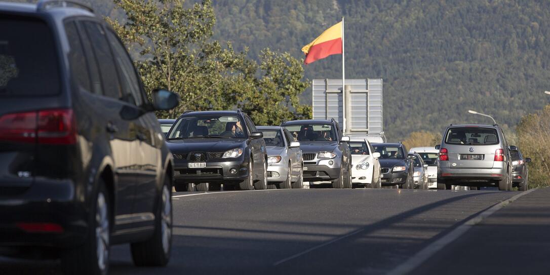 Wer hat ein grünes Gewissen? Stau auf der Rheinbrücke. (Daniel Ospelt)